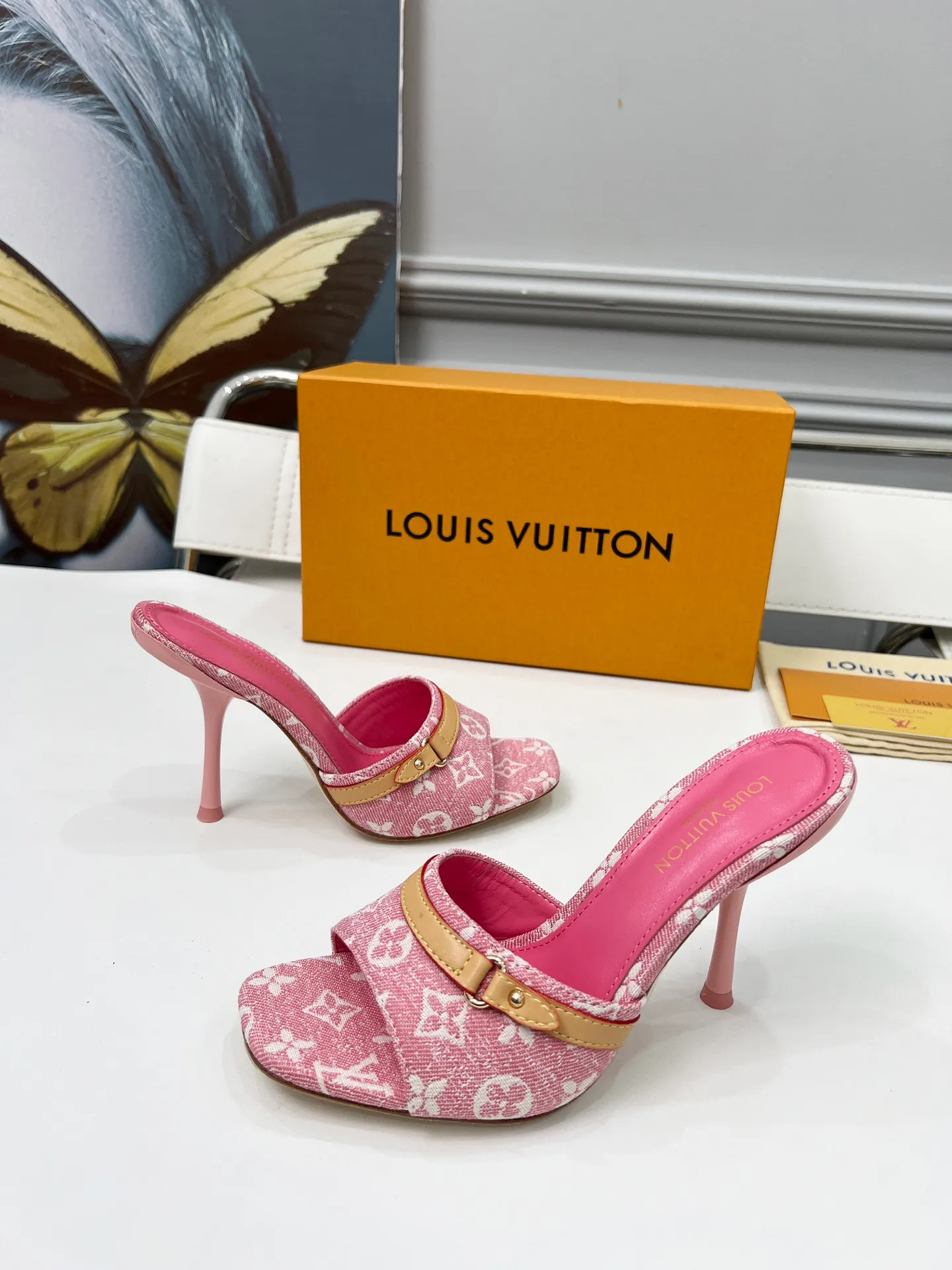 👟👟Ex-factory price 440👟👟 LV new denim kitten heel slippers 2025 summer must-have for goddesses, original replica, super comfortable on the feet. Show off the queen's temperament, the heel height is 9.5CM, which shows your temperament without being tiring. Leather outsole. Standard code: 35-42 (41 and 42 codes are customized, non-returnable and non-exchangeable)